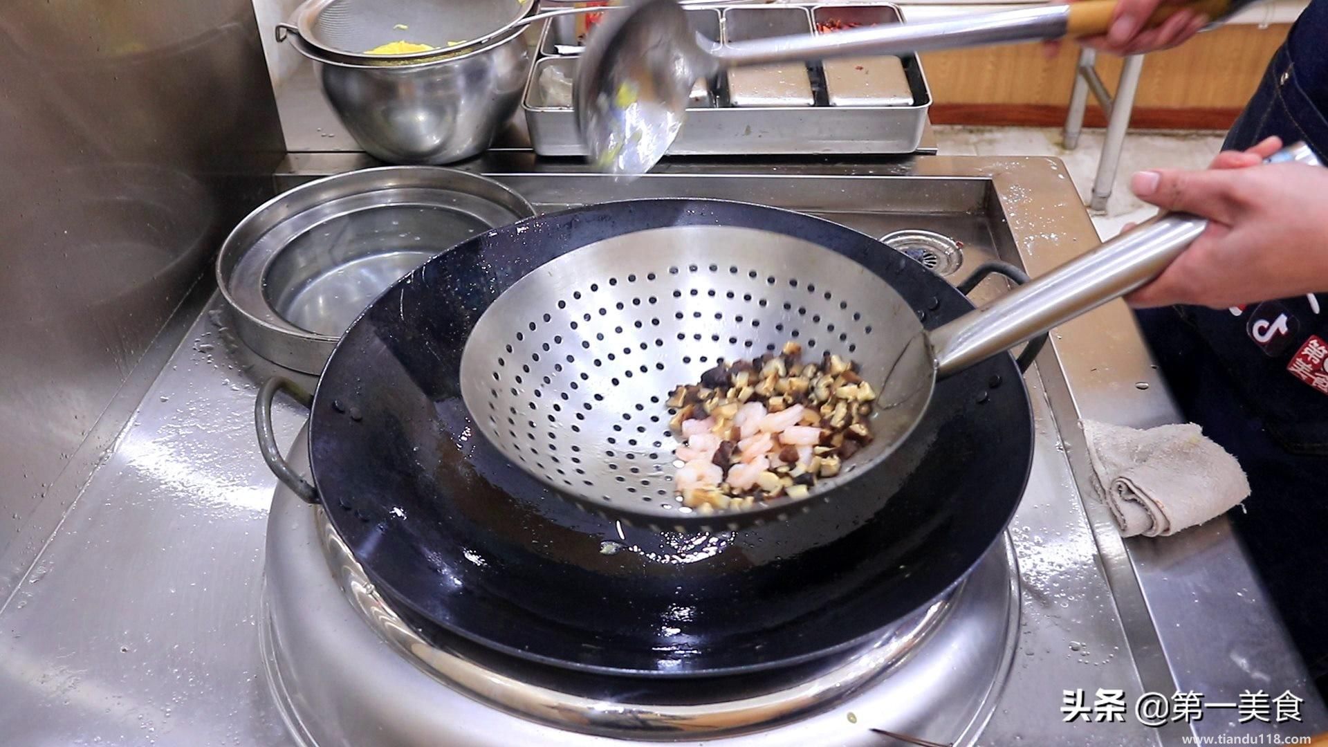 普通蛋炒饭的做法简单步骤(怎样做蛋炒饭最好吃)(图5) 普通蛋炒饭的做法简单步骤(怎样做蛋炒饭最好吃)(图5)