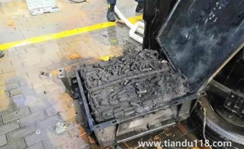 汽车电瓶冒烟有臭味会不会自燃（汽车电瓶冒烟了会不会爆炸）