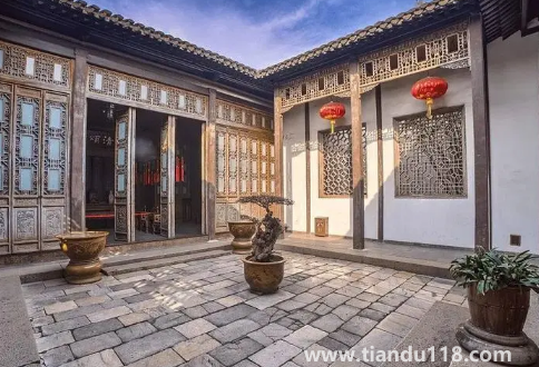 入宅开门的人有什么讲究吗（入宅拿什么进门）