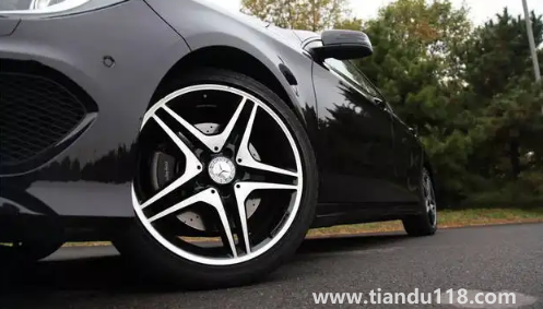 过了一个坑轮毂轻微变形了能修复吗（轮毂变形修复放在后轮跑高速可以吗）