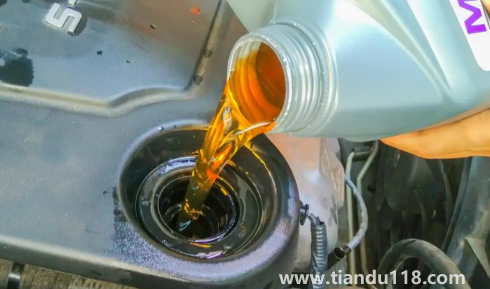 1万公里不换机油是不是会有闷响（不换机油只换机油滤芯可以吗）