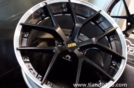 轮毂越大越好吗(汽车改轮毂需要备案吗)(图2) 轮毂越大越好吗2