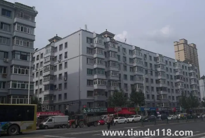 楼房邻居门对门挂什么最好（自家大门对被人窗户如何化解）