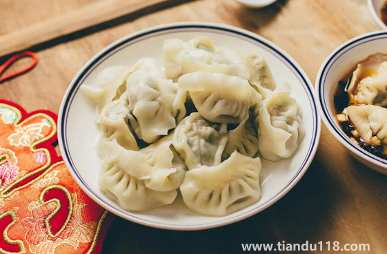 立冬还是冬至吃饺子不冻耳朵（立冬和冬至吃饺子的注意事项）