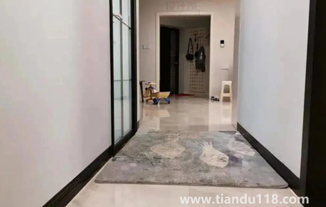 踢脚线要和门套颜色一样吗（装修的时候有必要做踢脚线吗）