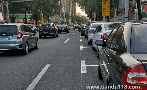 车停在路边被撞了可以报保险吗（车在路边停着被撞了谁的责任）