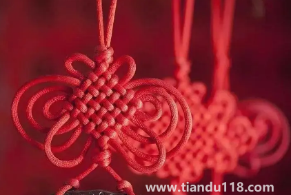 门对门挂中国结可以挂门上吗（挂中国结要注意什么）
