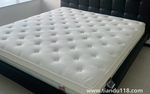 床垫气味太重晾了一个星期可以睡了吗（新买的床垫有股味道是正常的吗）