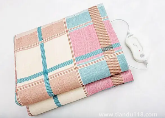 电热毯被烟头烫个洞还能用吗(电热毯使用注意事项)(图2) 电热毯被烟头烫个洞还能用吗2