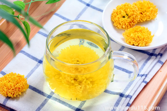菊花茶放冰糖好还是不放冰糖好（菊花茶放冰糖的注意事项）