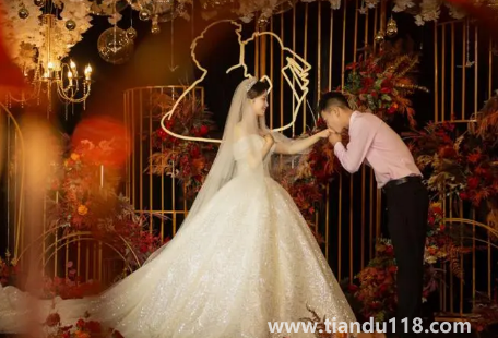 办一场婚礼10万够吗（现在一场婚礼什么价位合适）