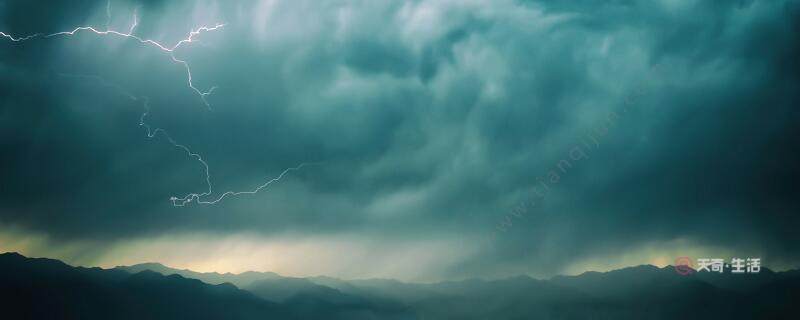 雷雨一课是按照什么的顺序来写的